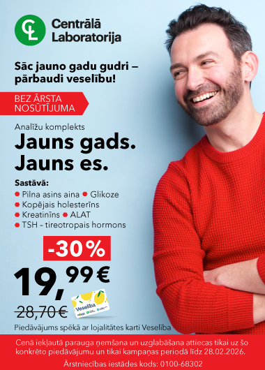 Vīrieties smaidīgs ar Centrālās laboratorijas logo