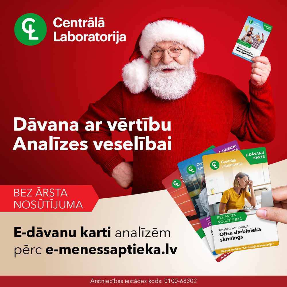 Dāvanu karte ziemassvētku vecīša rokā