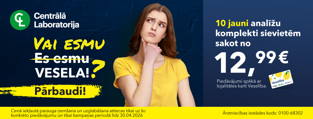 Ar atlaidi līdz pat 50% Četras populārākās analīzes ar atlaidi līdz pat 50% un smaidīga sievieto tur rokās krājkasti cūciņu