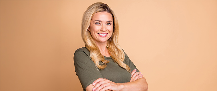 Smaidīga sieviete tur savas plaukstas uz elkoņiem