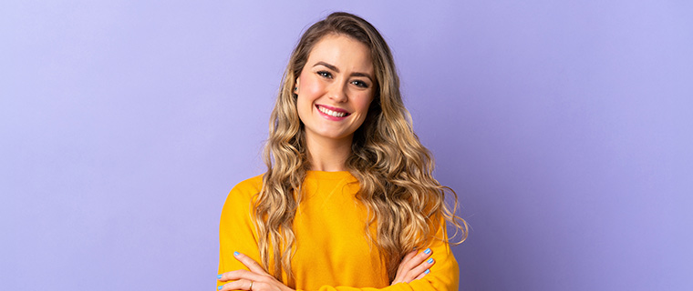 Jauna sieviete domās smaida