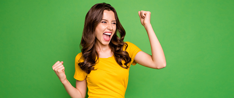 Priecīga sieviete, tura īkšķus -lai viss izdodas