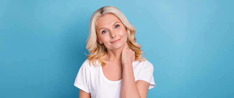 Sieviete ar rūpēm par sevi, glauda kaklu