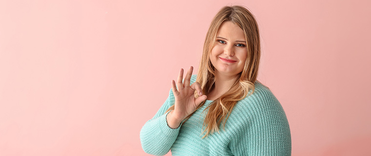 Jauna sieviete ar žestiem dod ziņu - viss ir labi