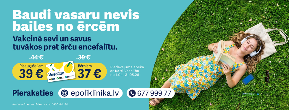 Priecīga sieviete guļ uz zāles